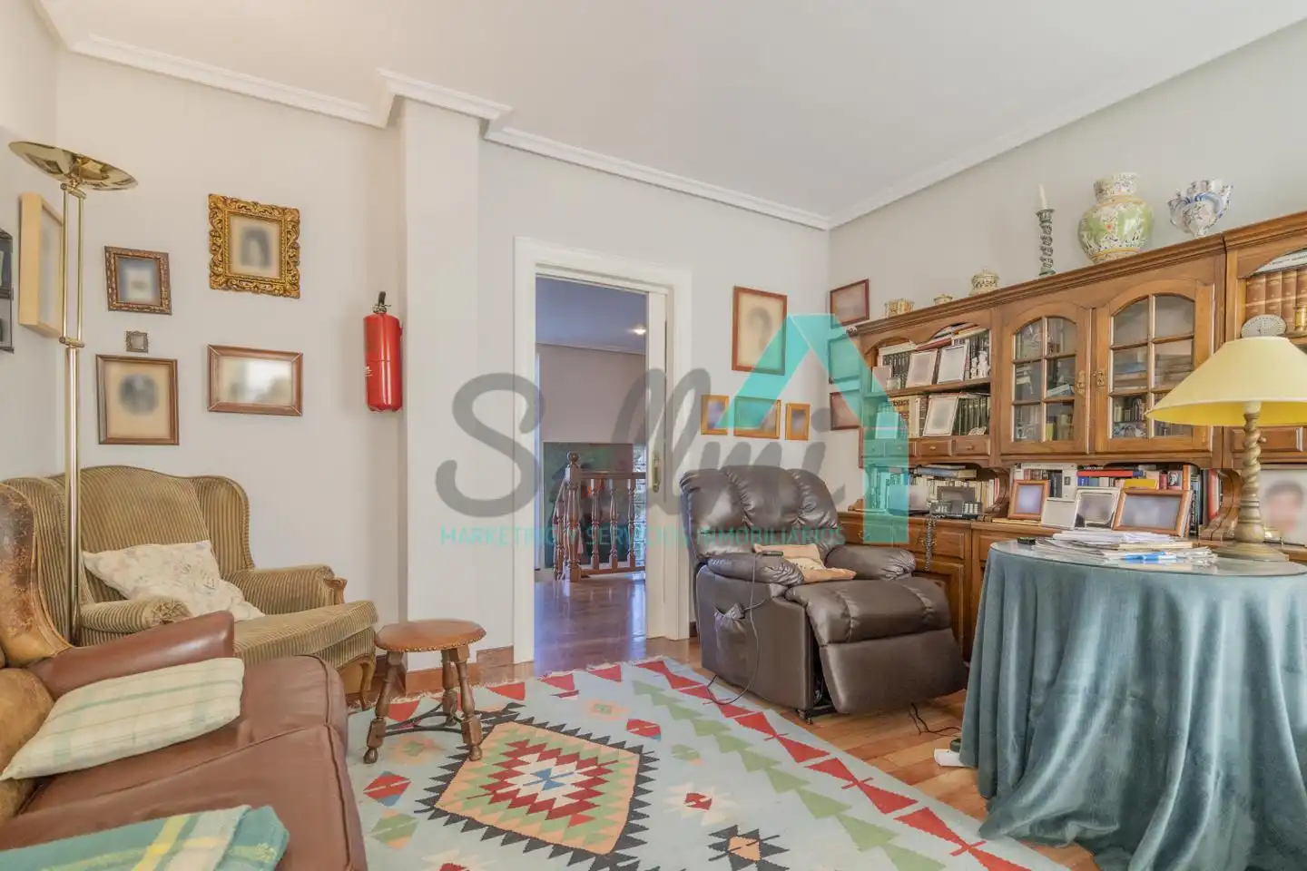 Sala d'estar de Casa o xalet en venda en Oviedo  amb Calefacció, Jardí privat i Parquet