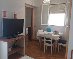 Dormitori de Apartament de lloguer en  Madrid Capital amb Calefacció, Parquet i Moblat