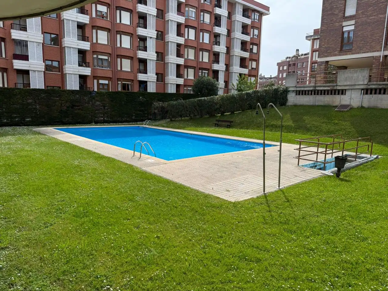 Piscina de Piso en venta en Castro-Urdiales con Calefacción, Parquet y Piscina comunitaria