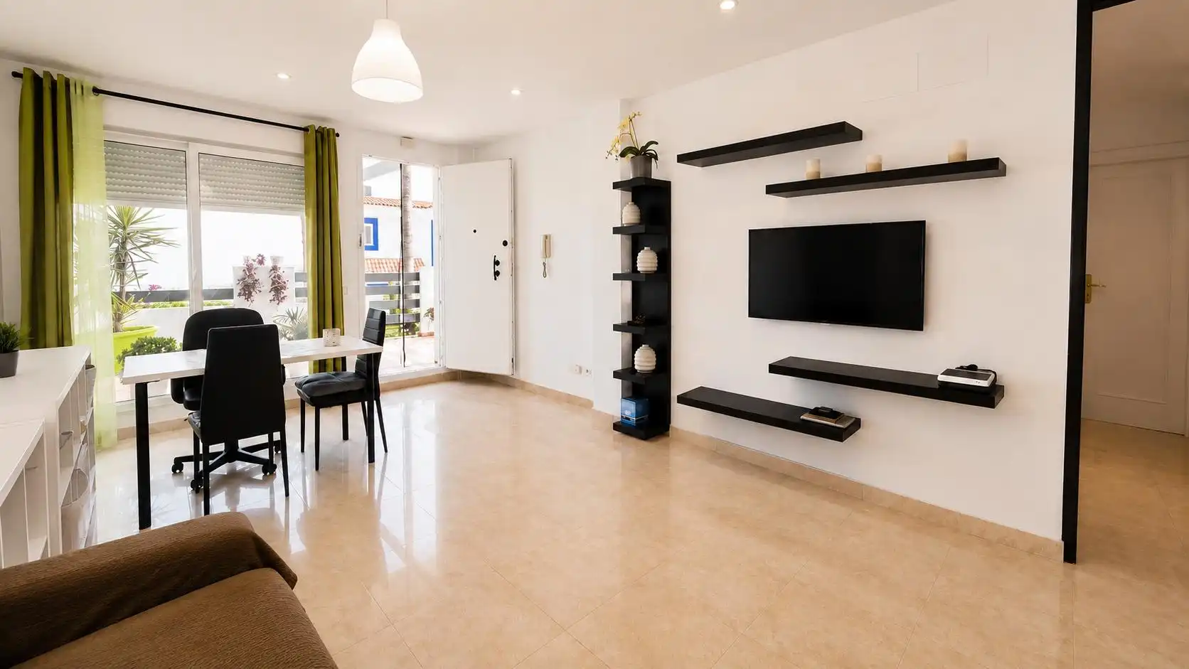 Sala de estar de Apartamento en venta en Manilva con Aire acondicionado, Amueblado y Piscina comunitaria