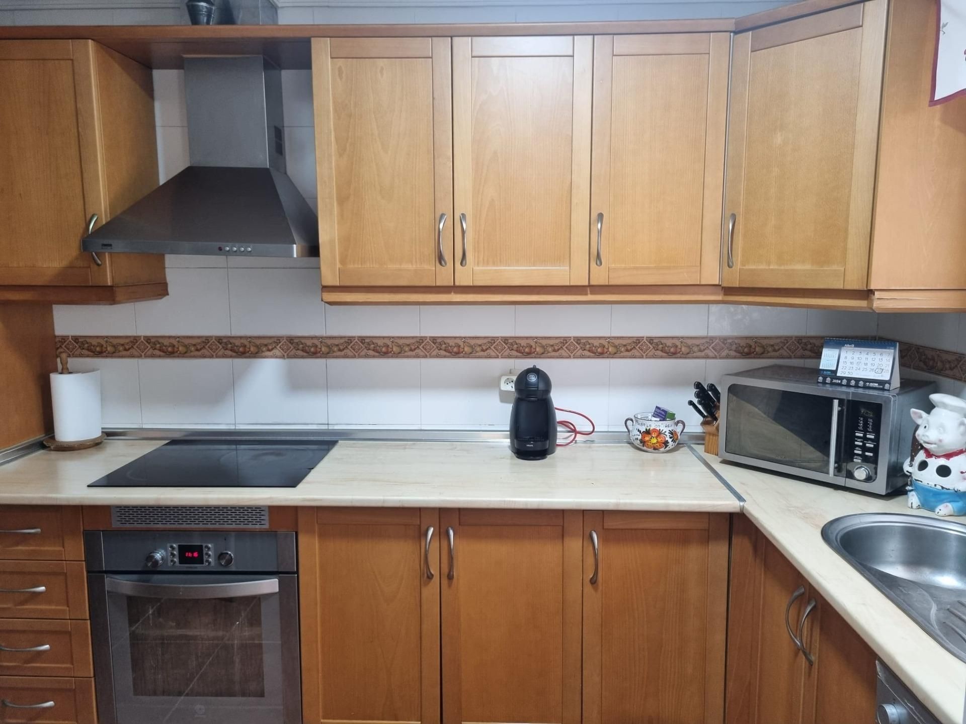 Cuina de Casa adosada en venda en Algeciras amb Jardí privat, Traster i Piscina comunitària