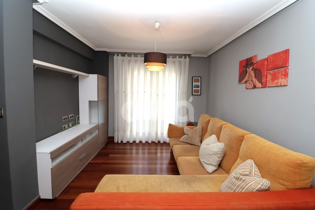 Sala d'estar de Pis en venda en Santurtzi  amb Calefacció, Moblat i Balcó