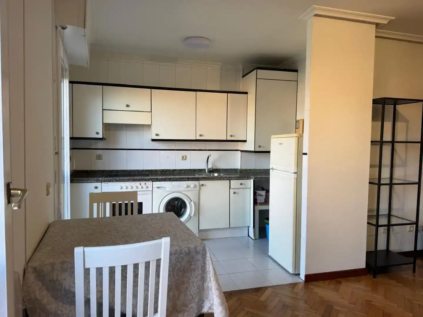 Cuina de Pis de lloguer en Oviedo  amb Parquet, Traster i Moblat