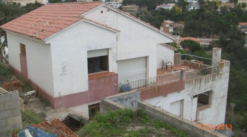 Magnífica casa a reformar situada en la preciosa urbanización de Serra Brava formada por dos viviendas de 90 m2 con cocina, salón,