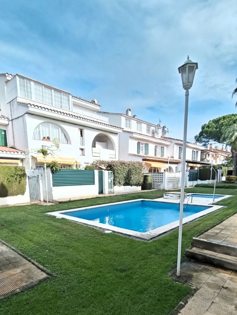 Vista exterior de Casa adosada en venda en Cambrils amb Aire condicionat, Calefacció i Jardí privat