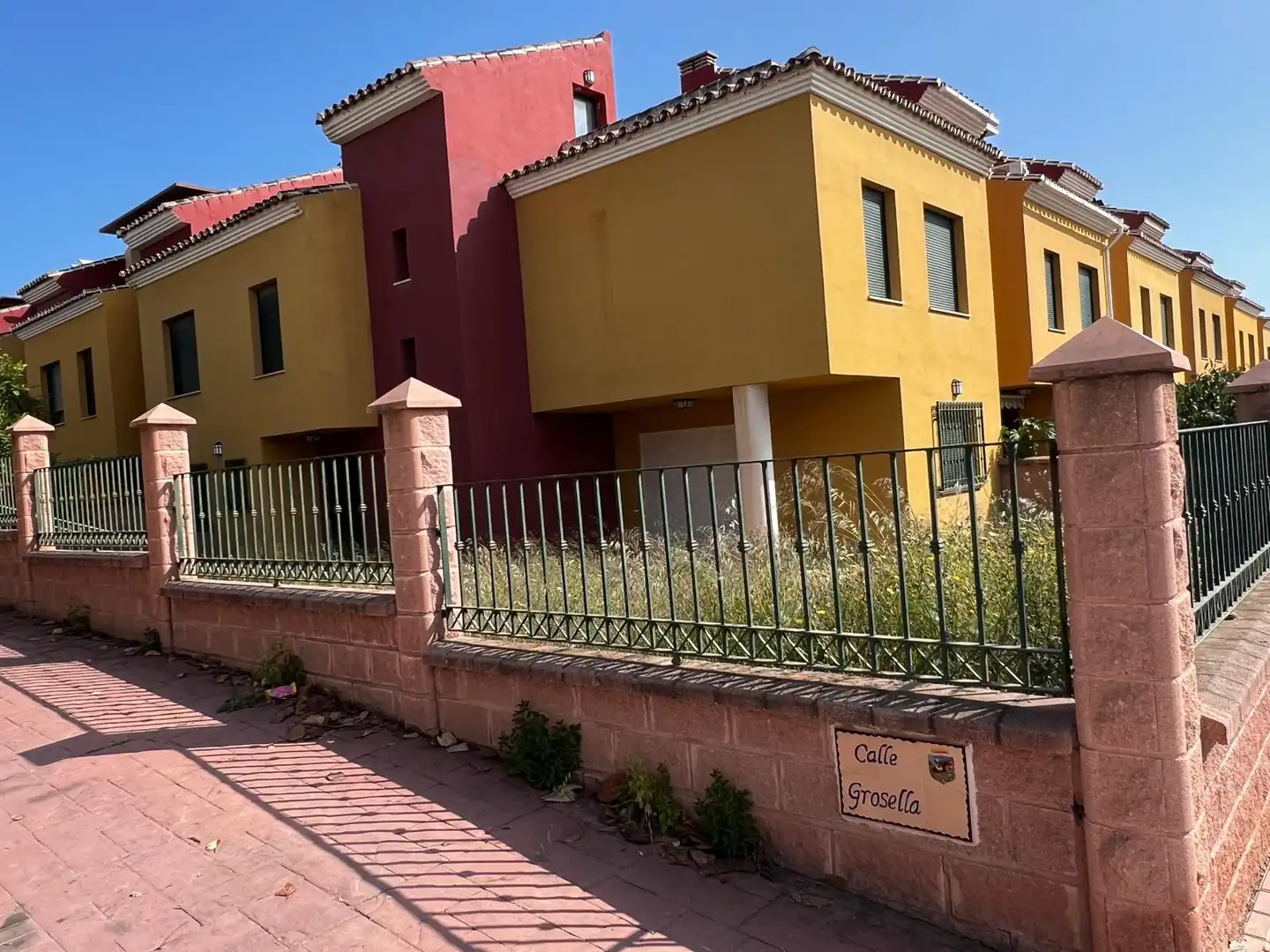 Vista exterior de Casa adosada en venda en Vélez-Málaga amb Jardí privat, Terrassa i Piscina comunitària