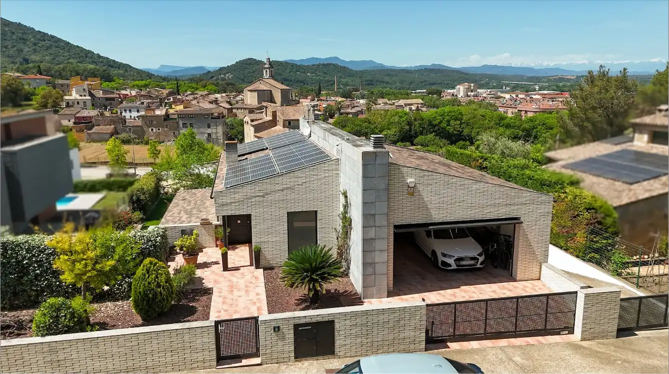 Vista exterior de Casa o chalet en venta en Celrà con Aire acondicionado, Calefacción y Jardín privado