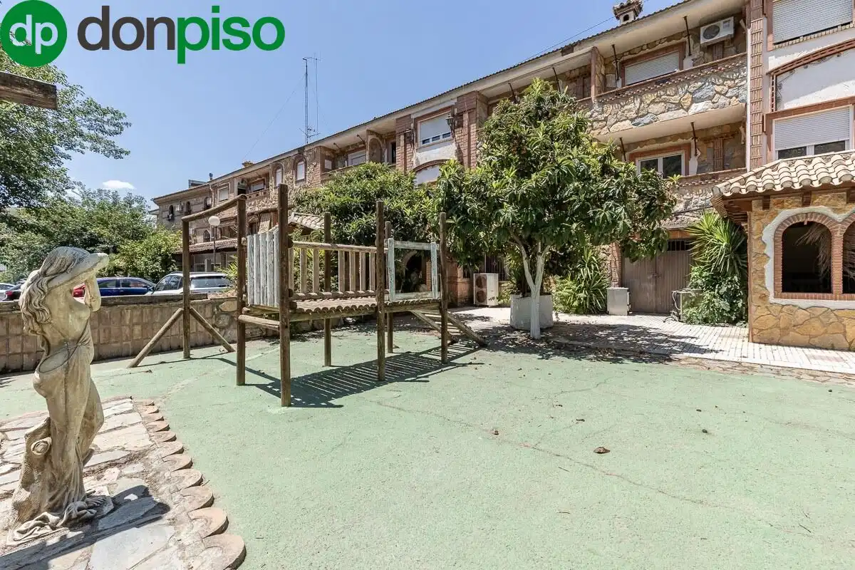 Vista exterior de Local en venta en Pinos Genil con Terraza