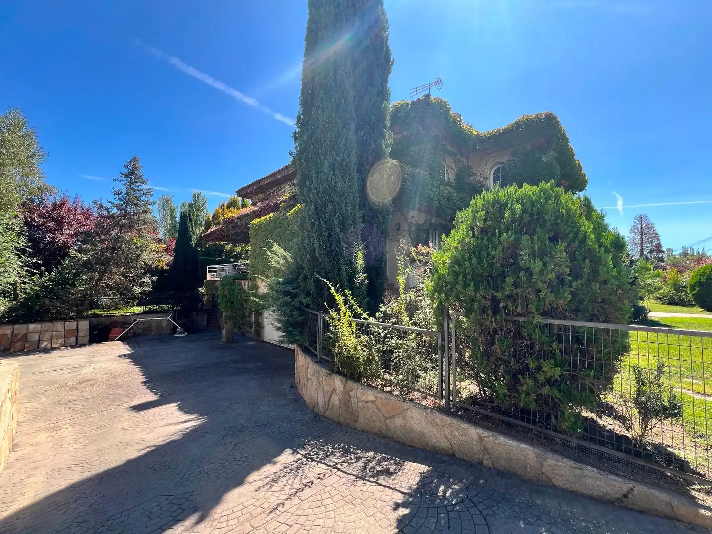 Vista exterior de Casa o xalet en venda en Villanueva de la Cañada amb Aire condicionat, Calefacció i Terrassa