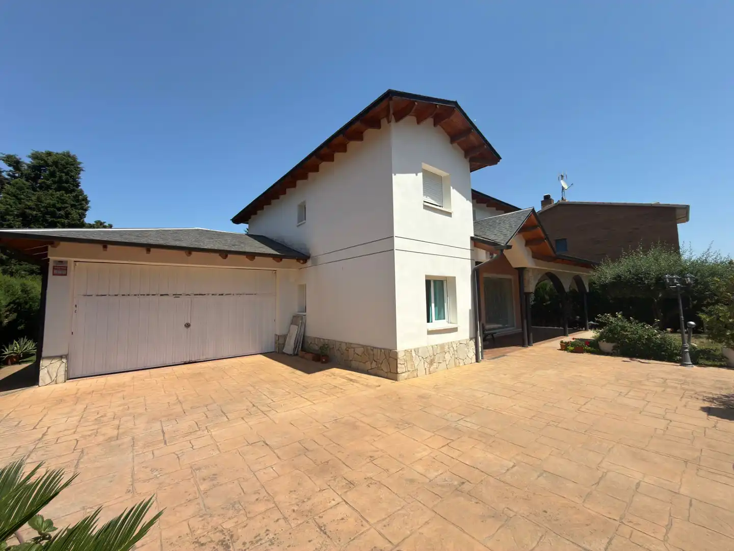 Vista exterior de Casa o xalet en venda en Sant Boi de Llobregat amb Calefacció, Jardí privat i Parquet