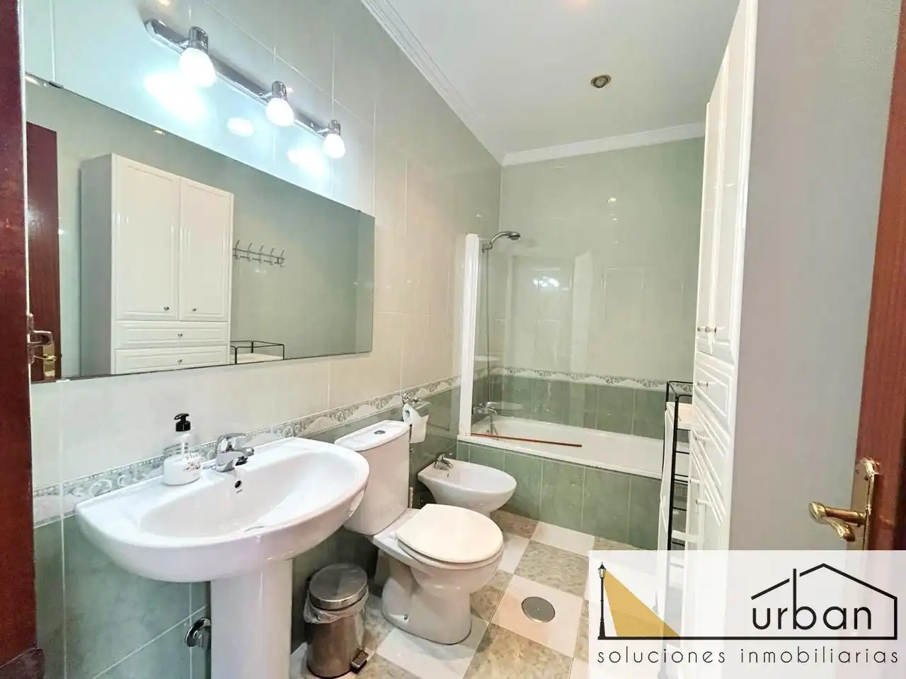 Badezimmer von Haus oder Chalet zum Verkauf in Chipiona mit Klimaanlage, Privatgarten und Terrasse