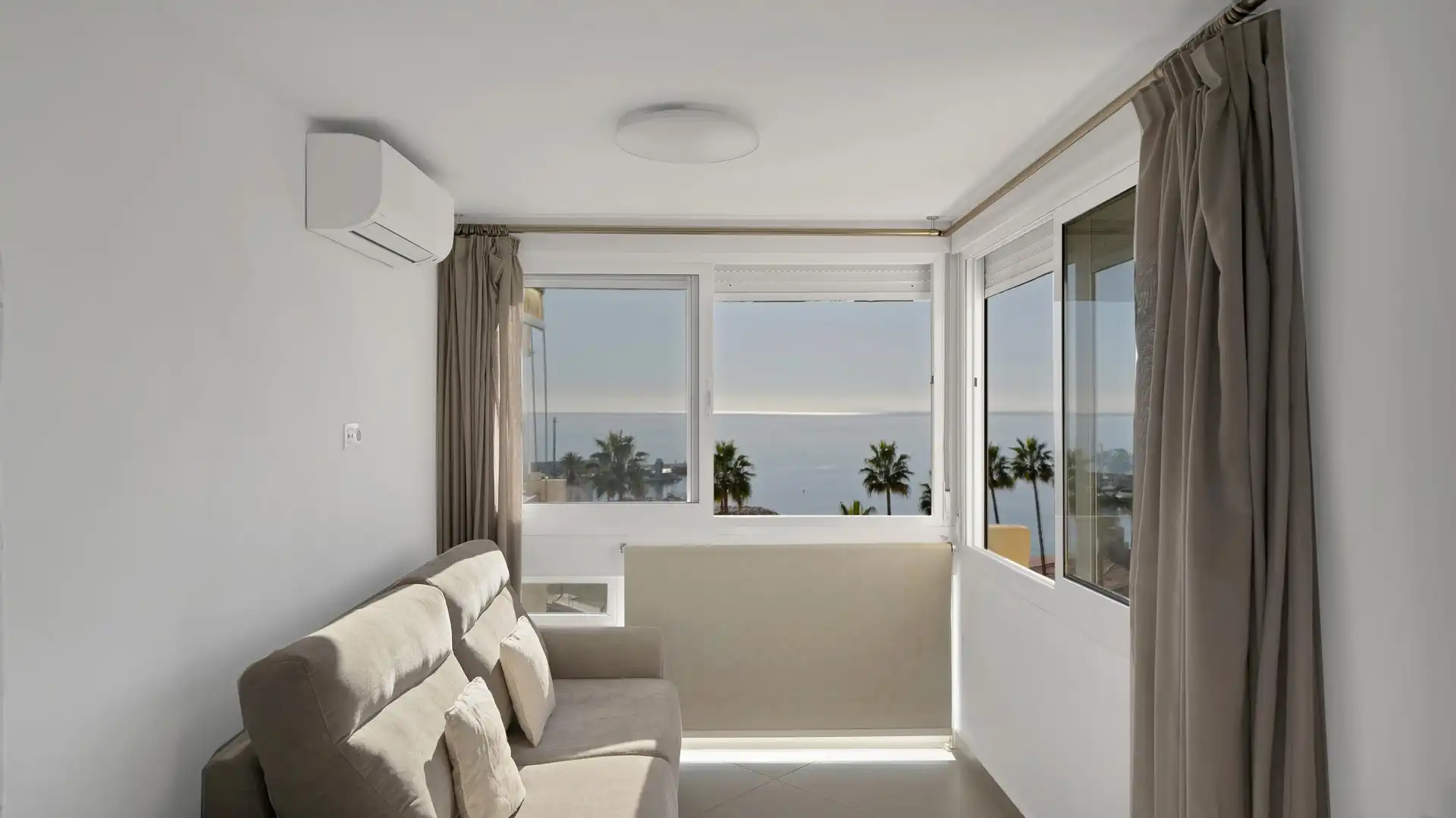 Sala de estar de Apartamento en venta en Marbella con Terraza y Piscina comunitaria