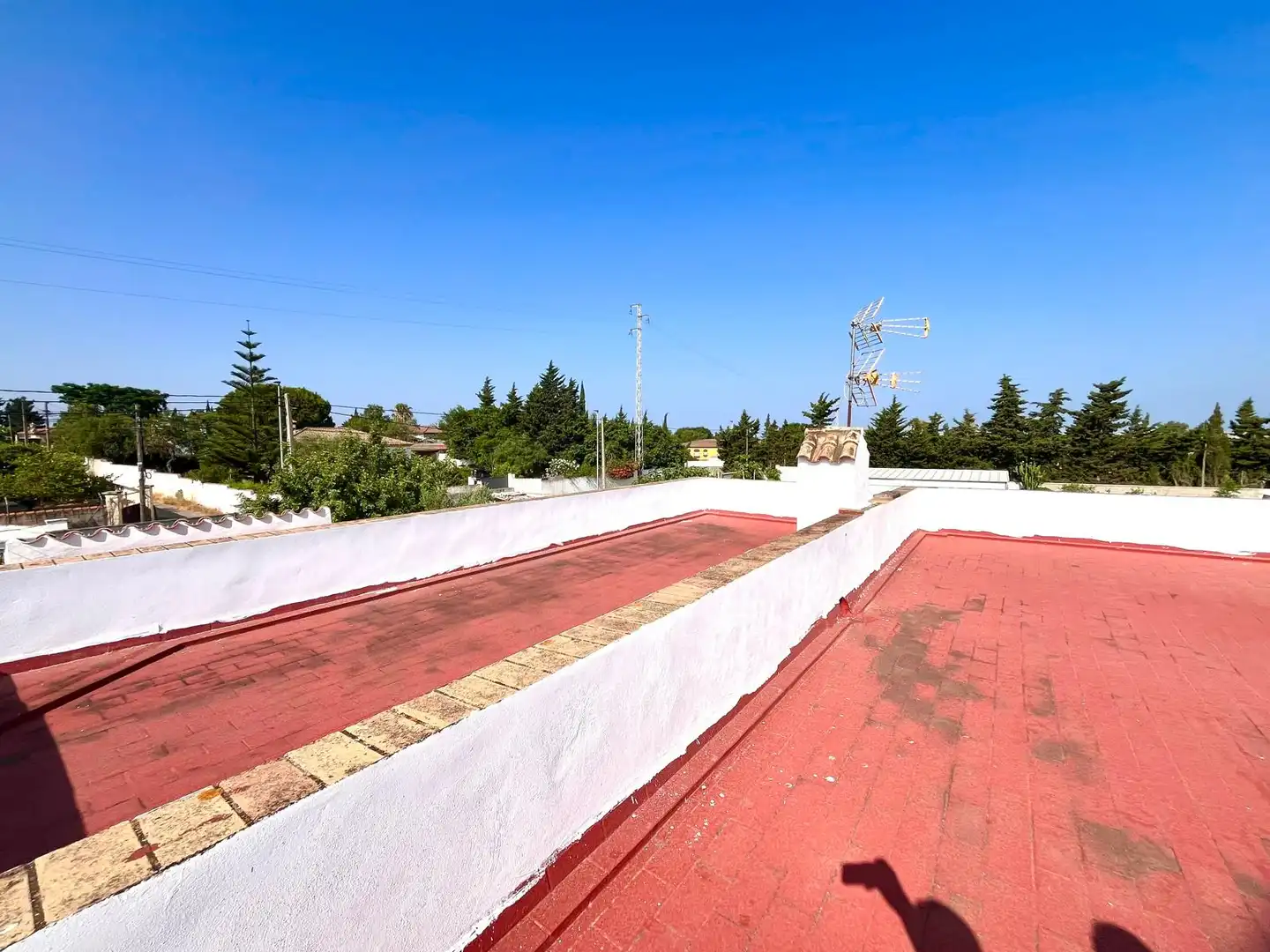 Vista exterior de Casa o xalet en venda en Chiclana de la Frontera amb Jardí privat i Terrassa