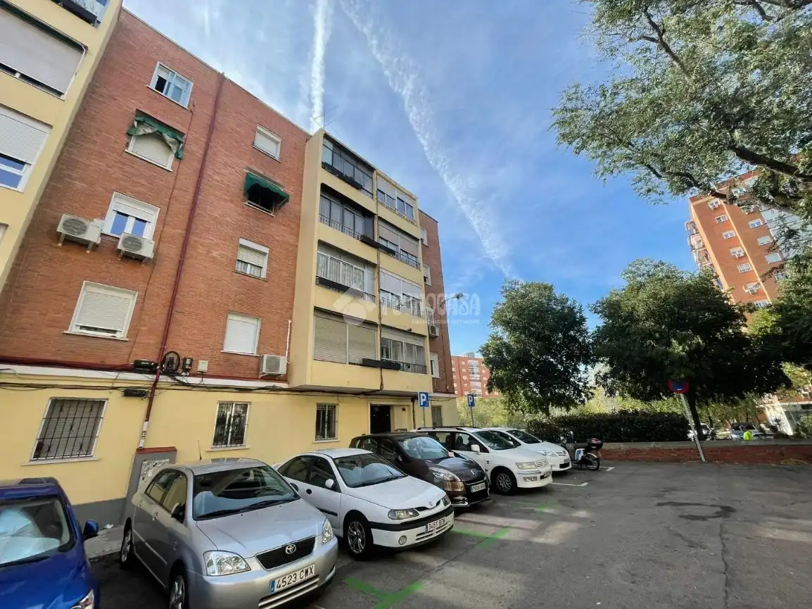 Vista exterior de Pis en venda en Madrid amb Parquet