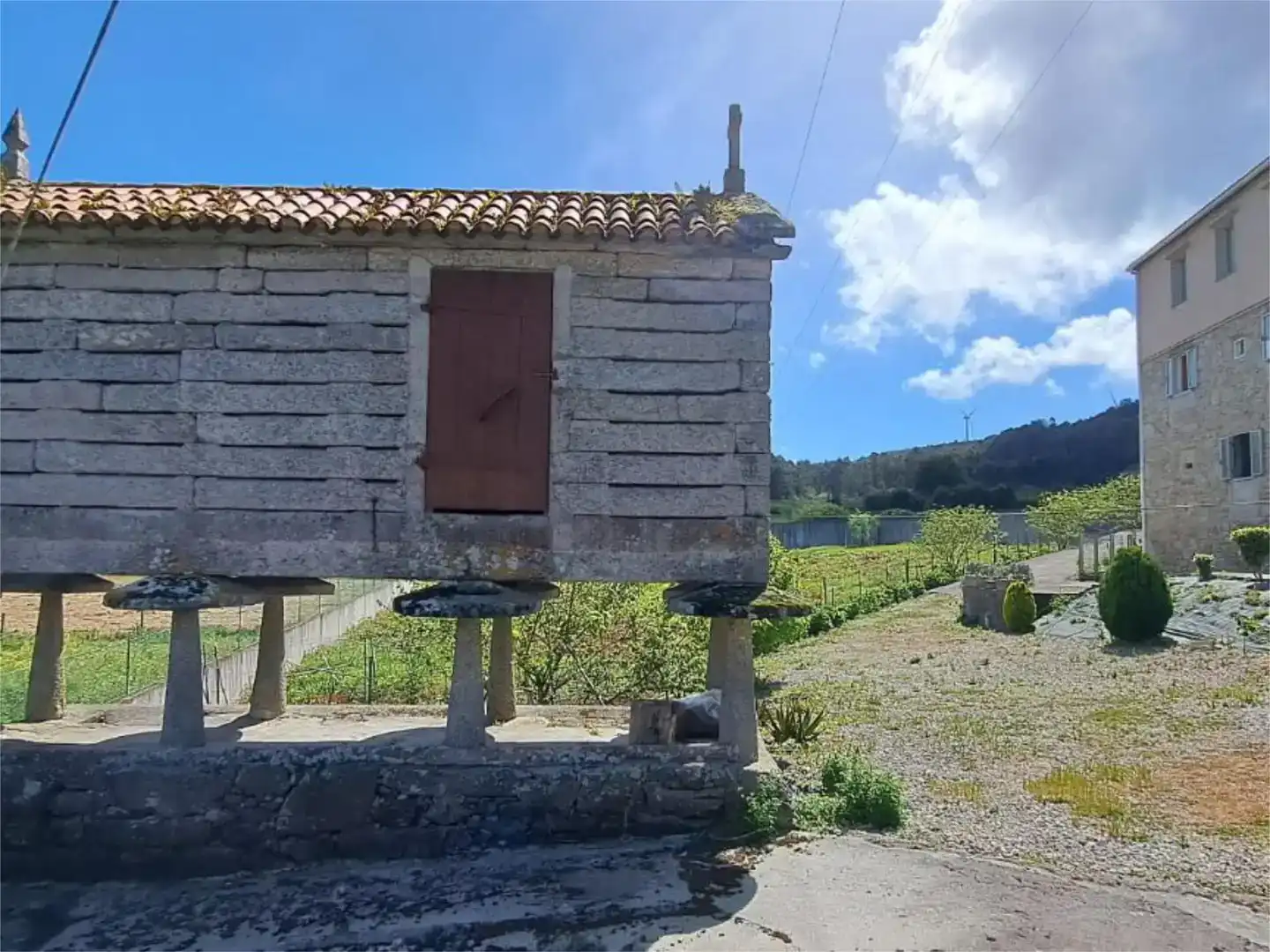 Vista exterior de Casa o xalet en venda en Laxe amb Jardí privat, Traster i Moblat