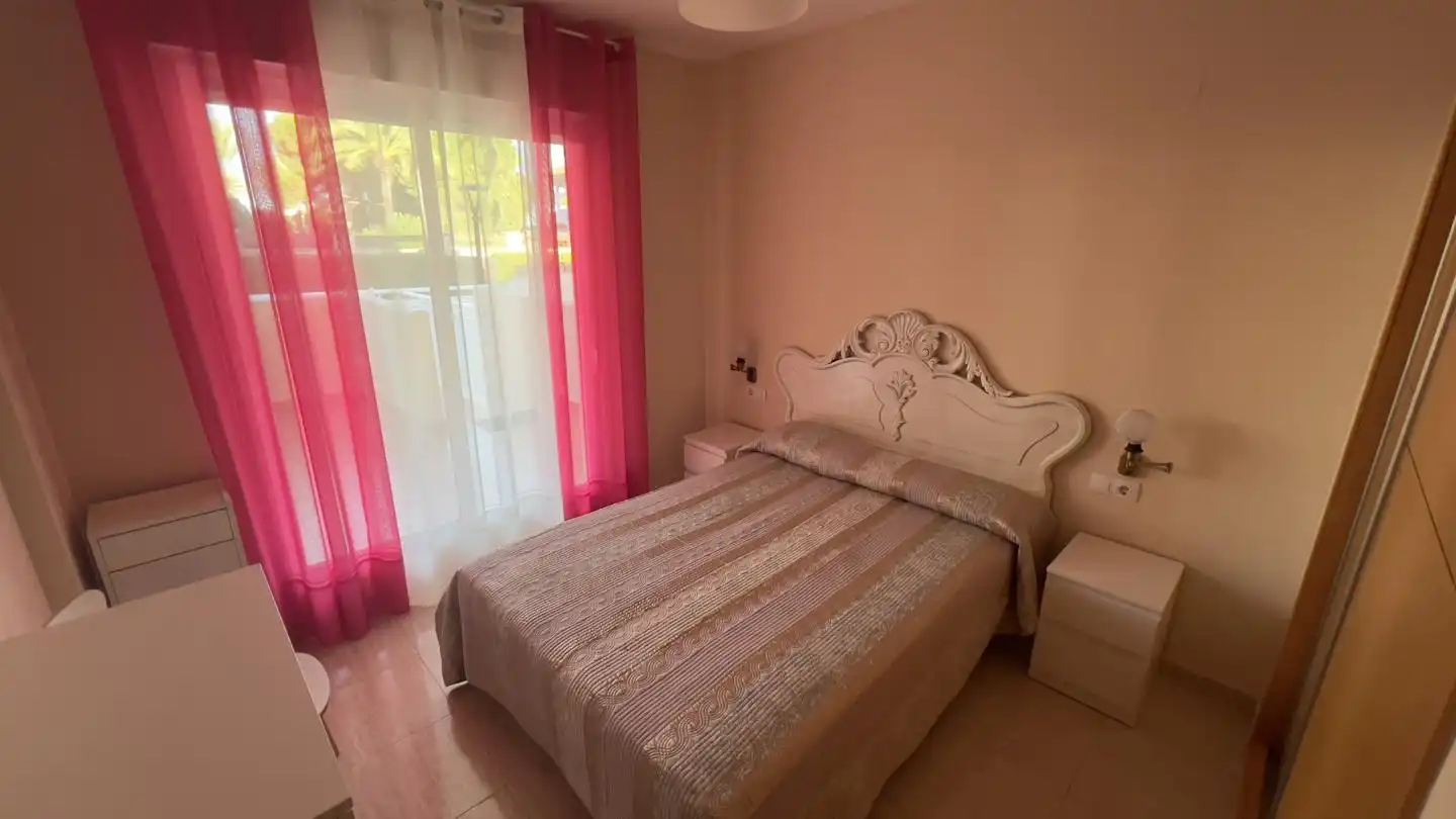 Schlafzimmer von Erdgeschoss zum Verkauf in Torreblanca mit Klimaanlage, Privatgarten und Terrasse
