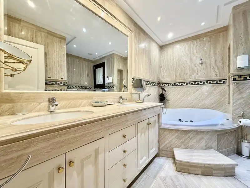 Baño de Apartamento de alquiler en Marbella con Aire acondicionado, Calefacción y Terraza