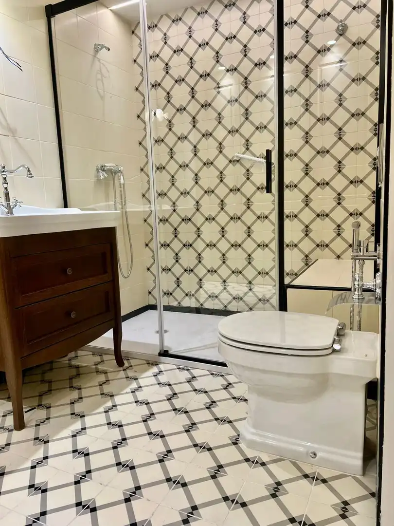 Baño de Dúplex de alquiler en Granada con Aire acondicionado y Alarma
