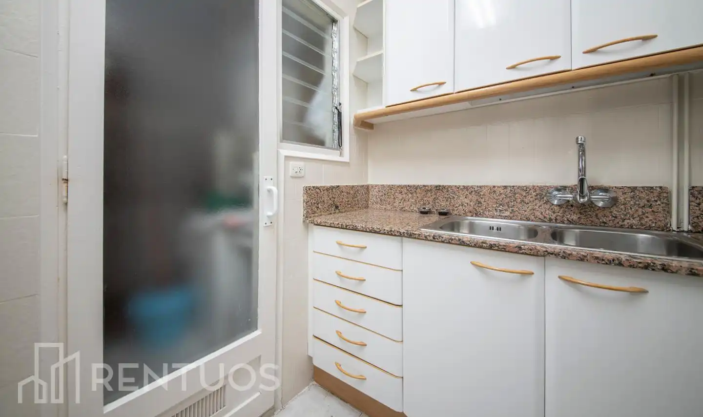 Cuina de Planta baixa en venda en Barcelona amb Calefacció i Moblat