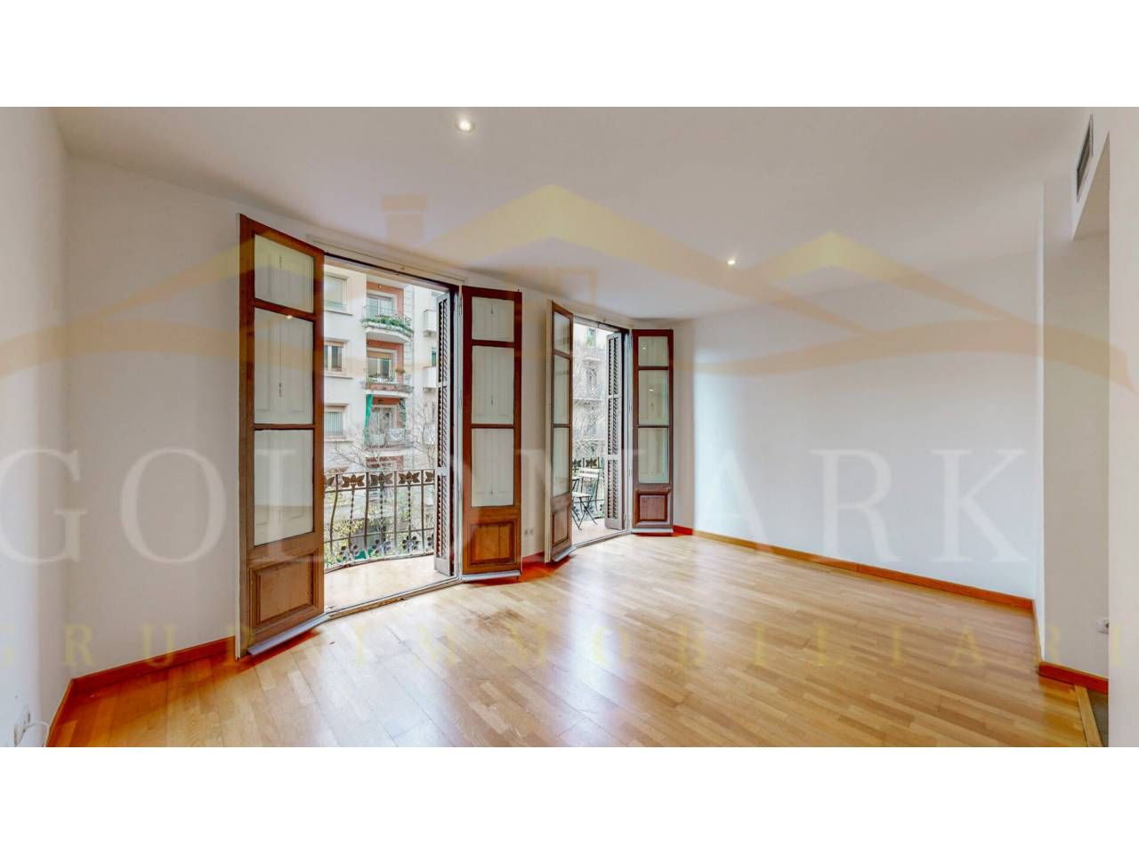 Sala d'estar de Pis en venda en  Barcelona Capital amb Aire condicionat, Parquet i Balcó