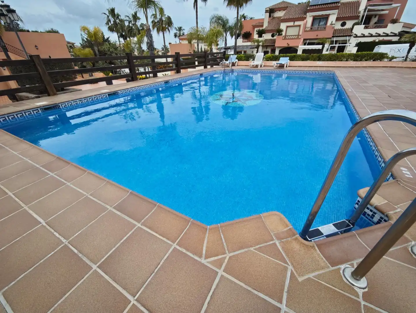 Schwimmbecken von Einfamilien-Reihenhaus zum Verkauf in Coín mit Terrasse, Abstellraum und Schwimmbad