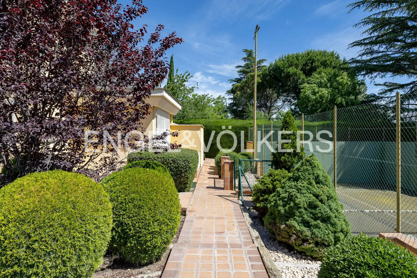 Vista exterior de Casa o xalet en venda en La Moraleja amb Aire condicionat, Calefacció i Jardí privat