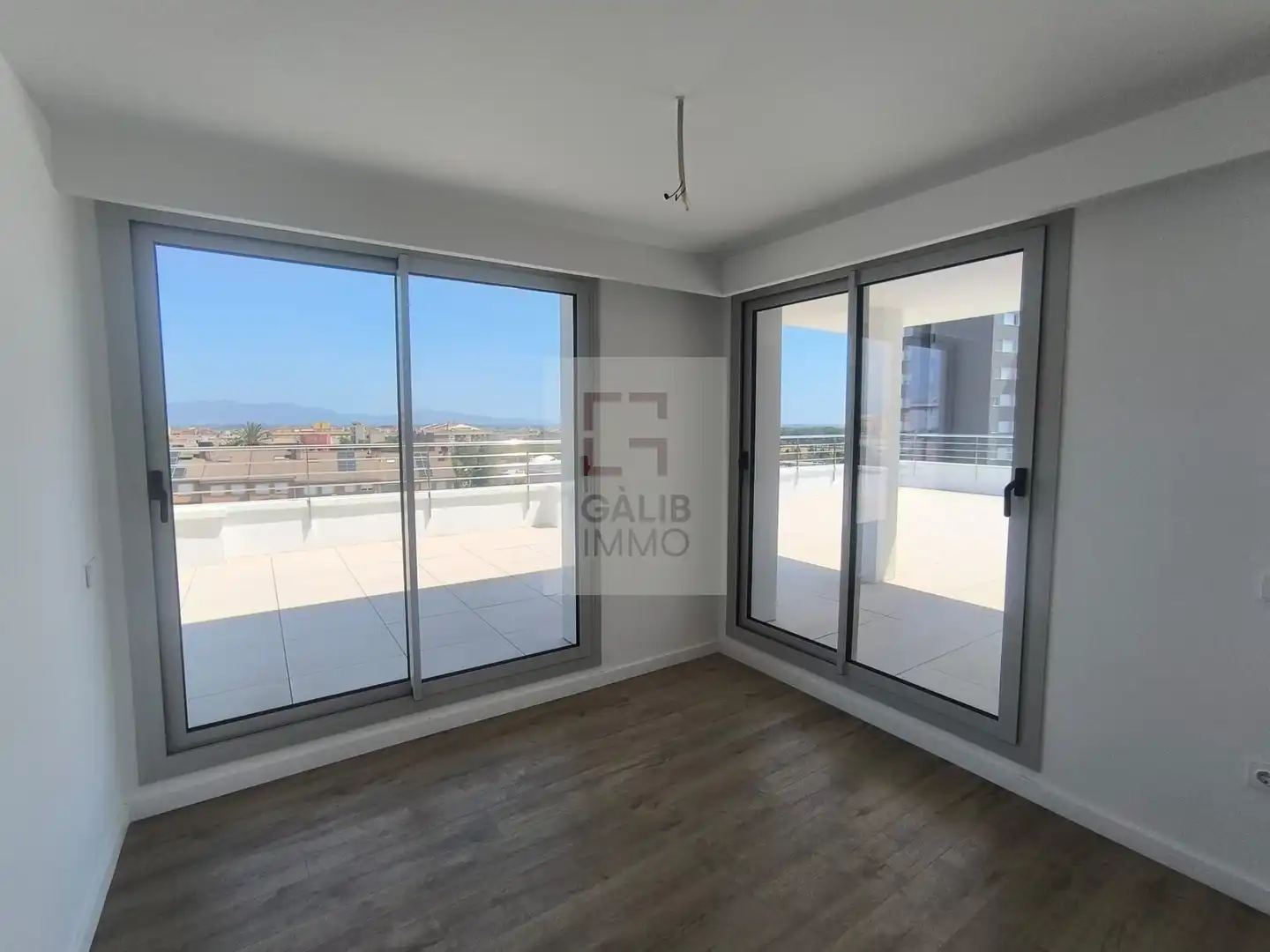 Schlafzimmer von Dachboden zum Verkauf in Figueres mit Klimaanlage, Terrasse und Abstellraum