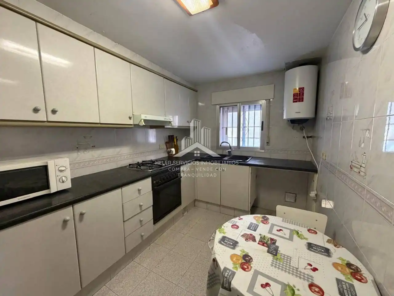 Cuina de Casa o xalet en venda en Castellón de la Plana / Castelló de la Plana amb Aire condicionat, Terrassa i Moblat