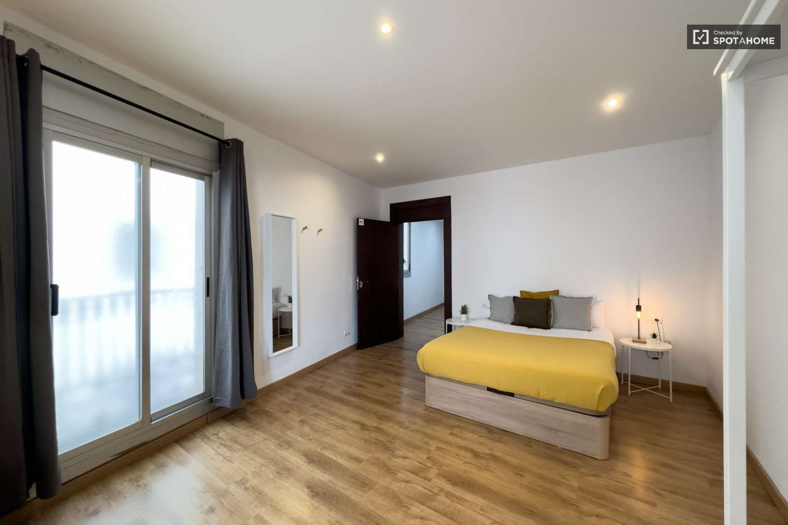 Bedroom of Flat to share in  Barcelona Capital  with Air Conditioner, Heating and Terrace