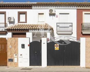 Vista exterior de Casa adosada en venda en Pilas amb Aire condicionat, Terrassa i Balcó