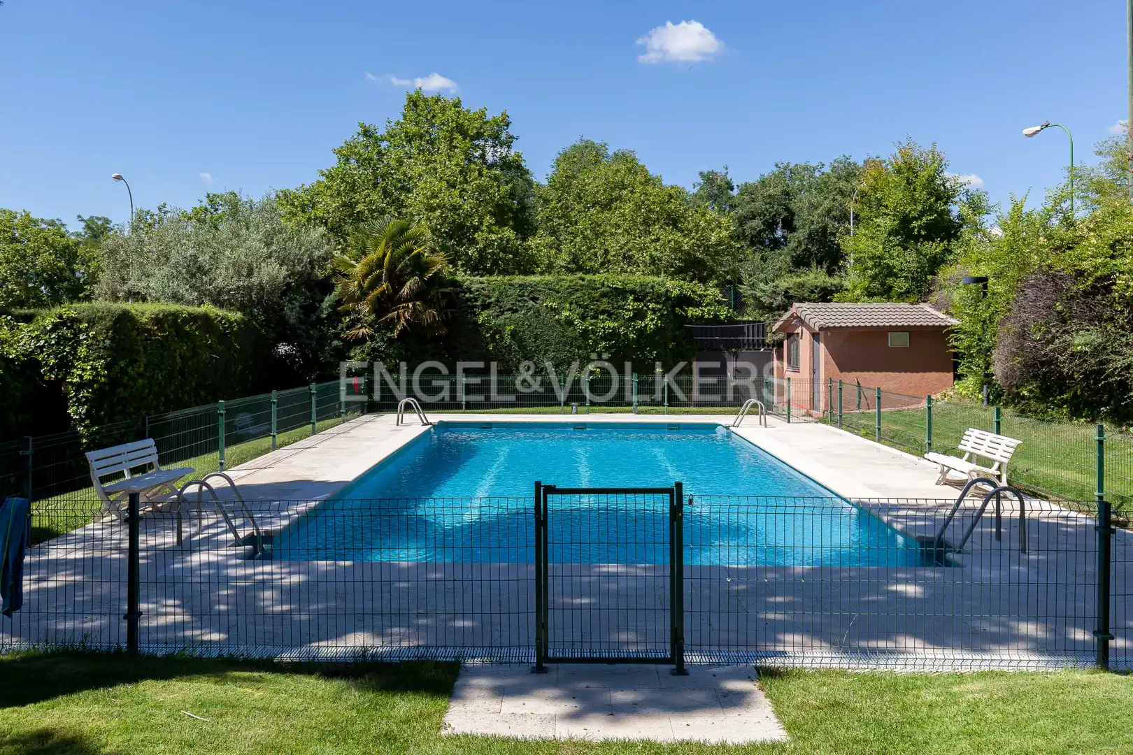 Piscina de Casa adosada en venda en Alcobendas amb Aire condicionat, Calefacció i Jardí privat