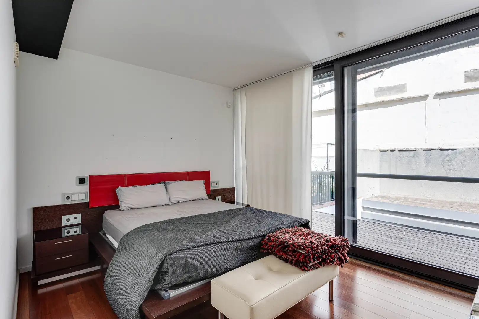 Habitación de Casa adosada en venta en Barcelona con Aire acondicionado, Calefacción y Jardín privado
