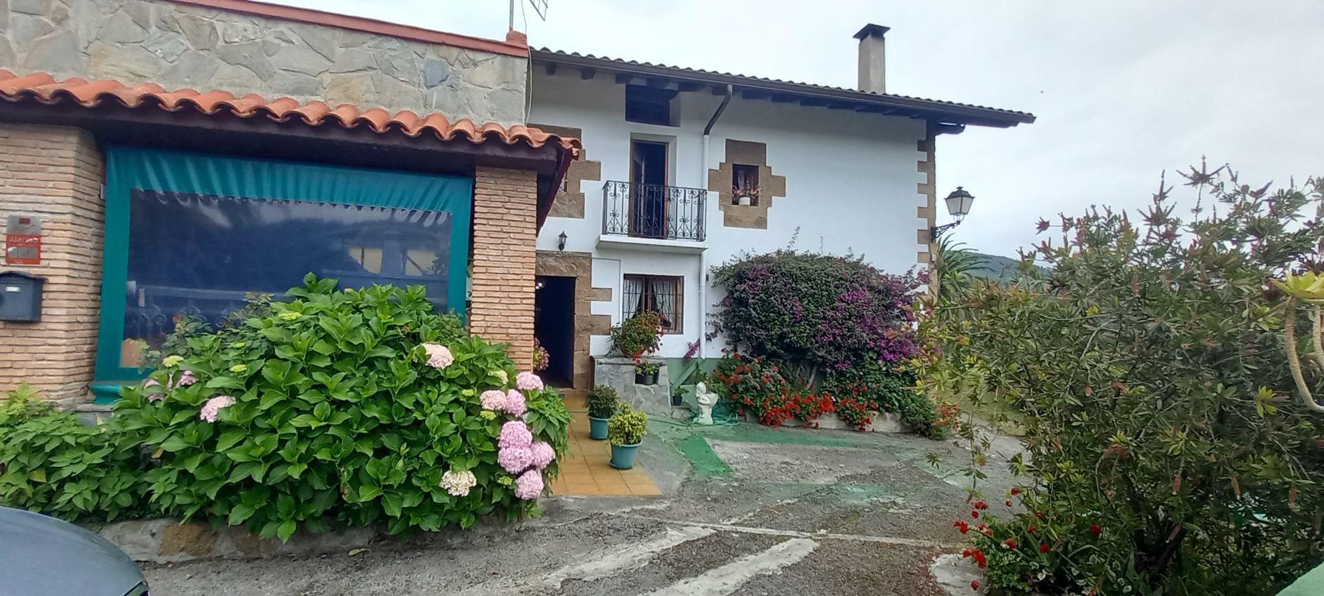 Vista exterior de Casa o xalet en venda en Gernika-Lumo amb Jardí privat, Terrassa i Piscina
