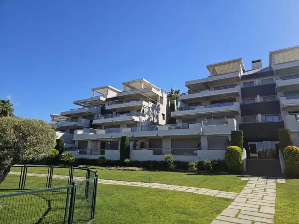 Außenansicht von Wohnungen zur Miete in Benahavís mit Klimaanlage, Terrasse und Schwimmbad