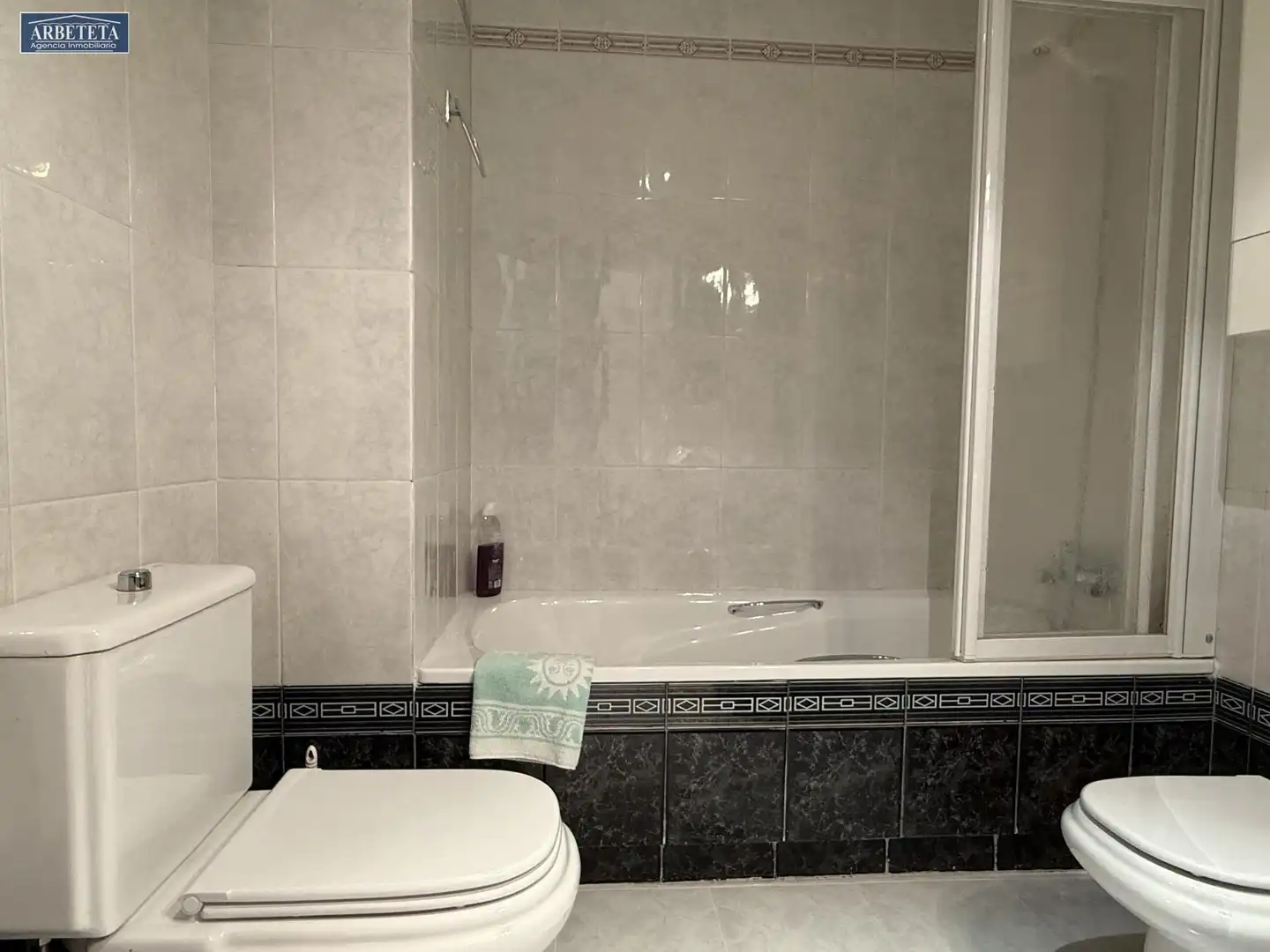 Badezimmer von Einfamilien-Reihenhaus zum Verkauf in Guadalajara mit Heizung, Parkett und Terrasse