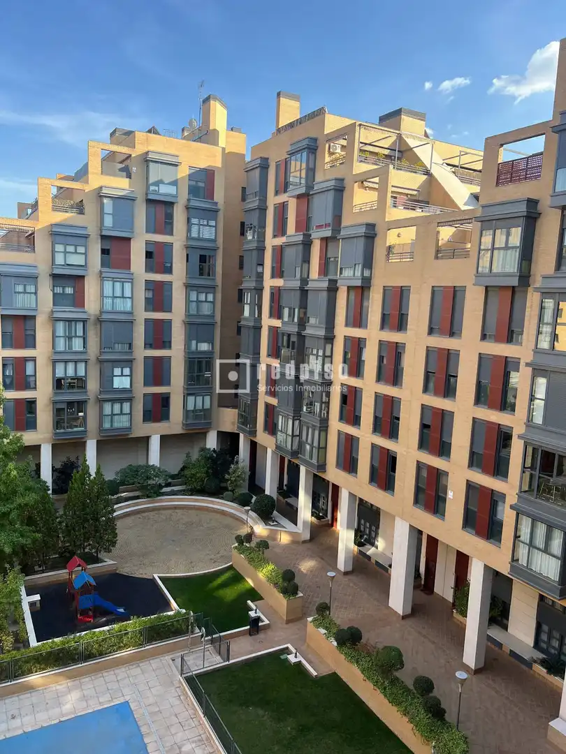 Vista exterior de Estudi en venda en Madrid amb Aire condicionat, Jardí privat i Traster