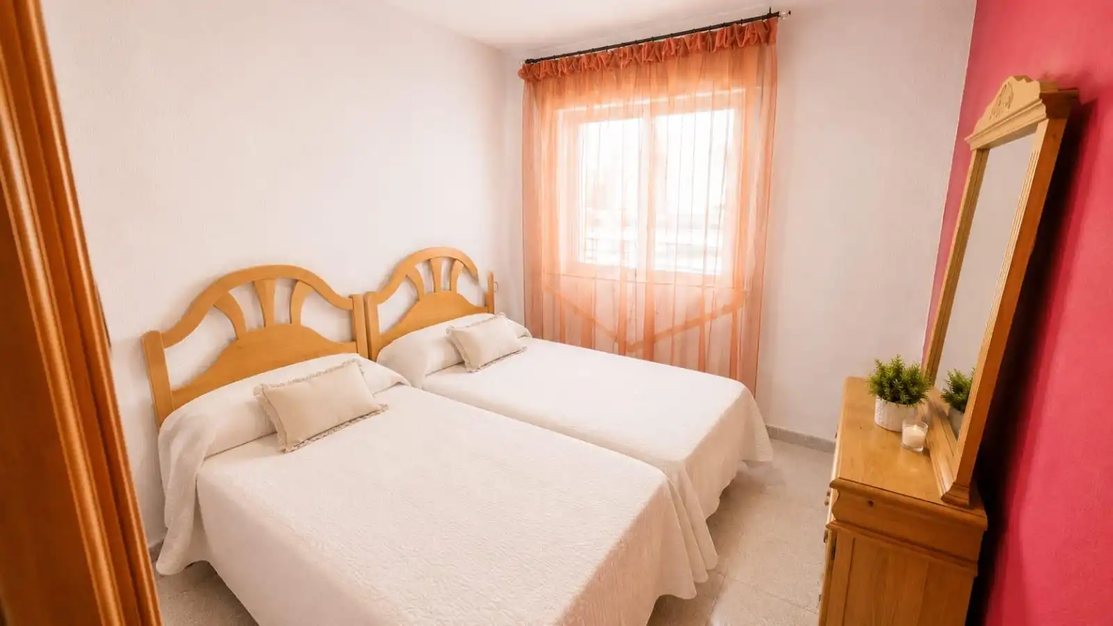 Habitación de Apartamento de alquiler en Torrevieja con Aire acondicionado y Amueblado