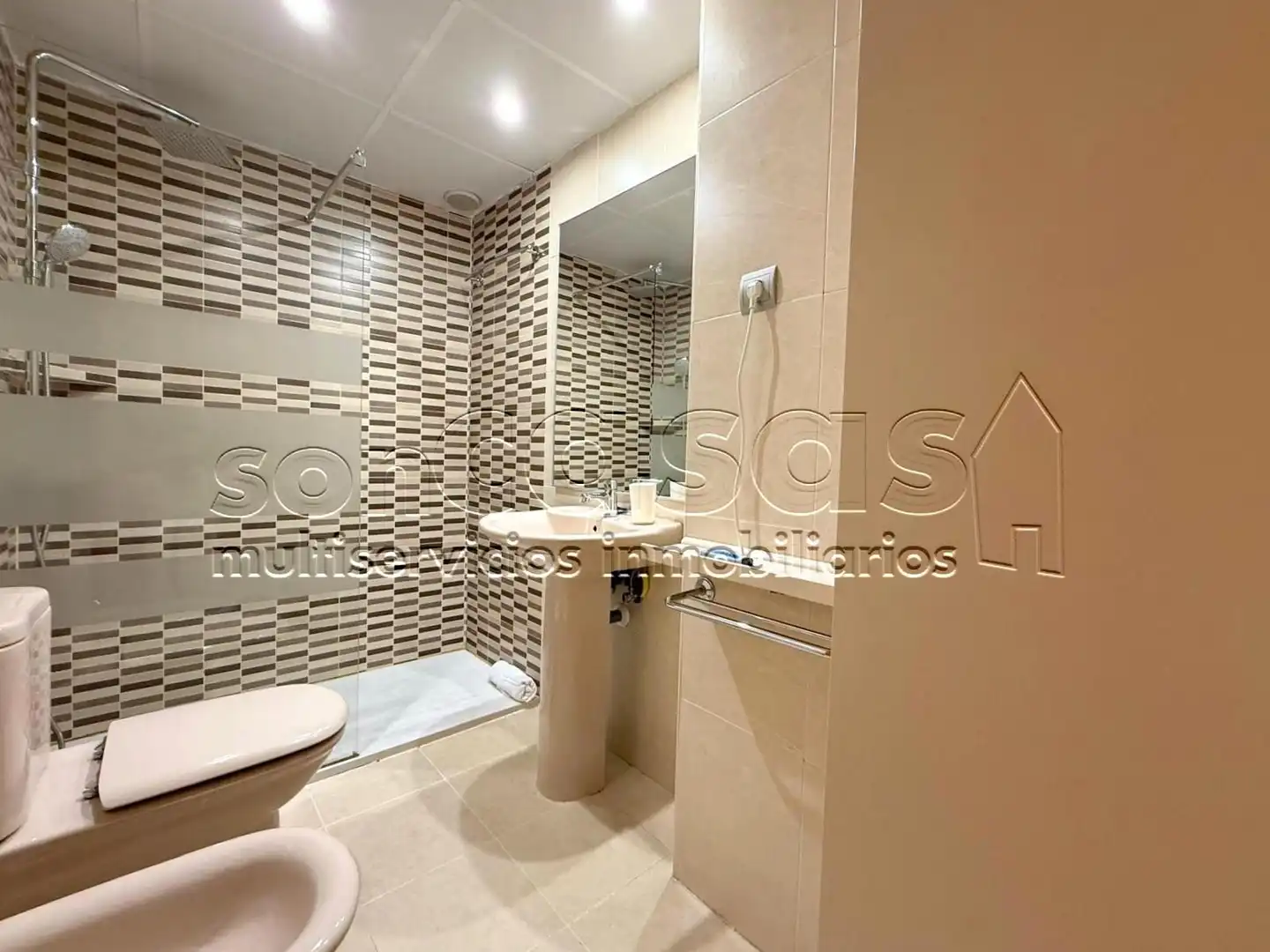 Bany de Apartament de lloguer en Madrid amb Aire condicionat, Calefacció i Piscina