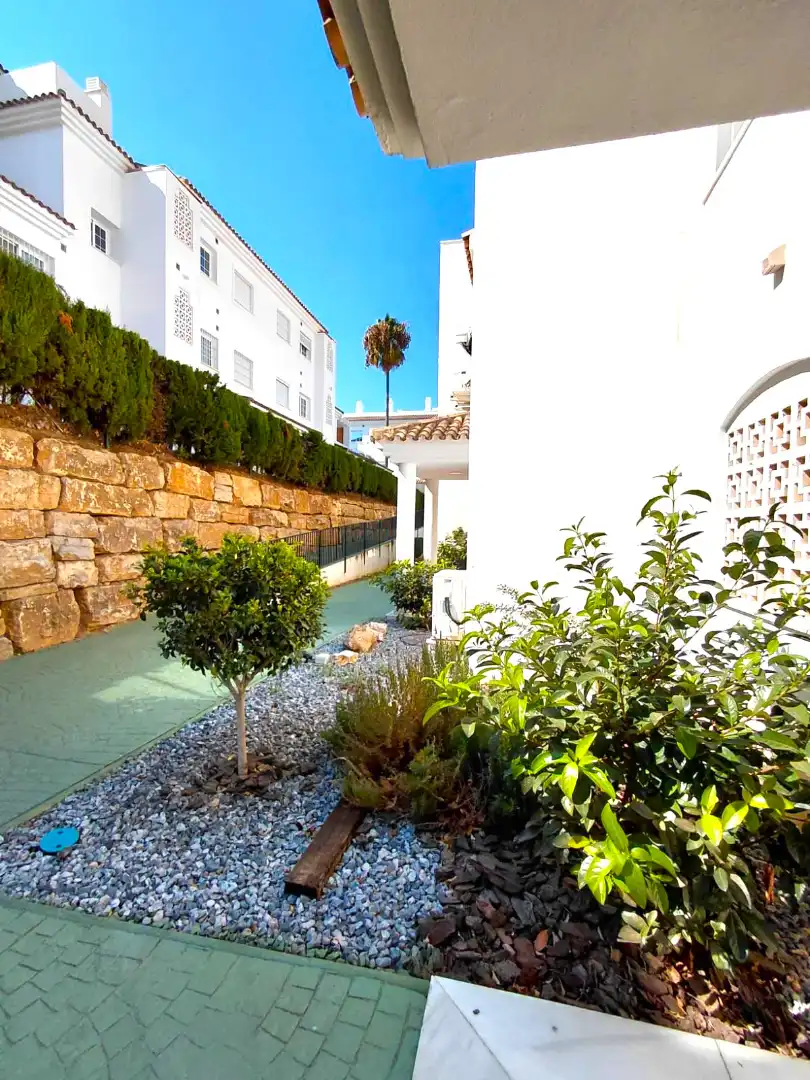 Jardí de Pis en venda en Marbella amb Aire condicionat, Terrassa i Moblat