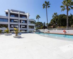 Vista exterior de Àtic en venda en Marbella amb Aire condicionat, Terrassa i Piscina