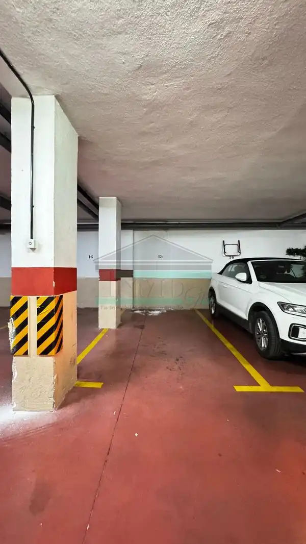 Parkplatz von Wohnung zur Miete in Granada mit Klimaanlage, Heizung und Waschmaschine