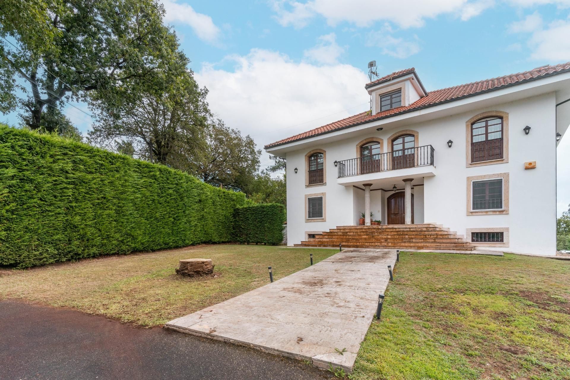 Vista exterior de Casa o xalet en venda en Las Regueras   amb Jardí privat, Traster i Piscina