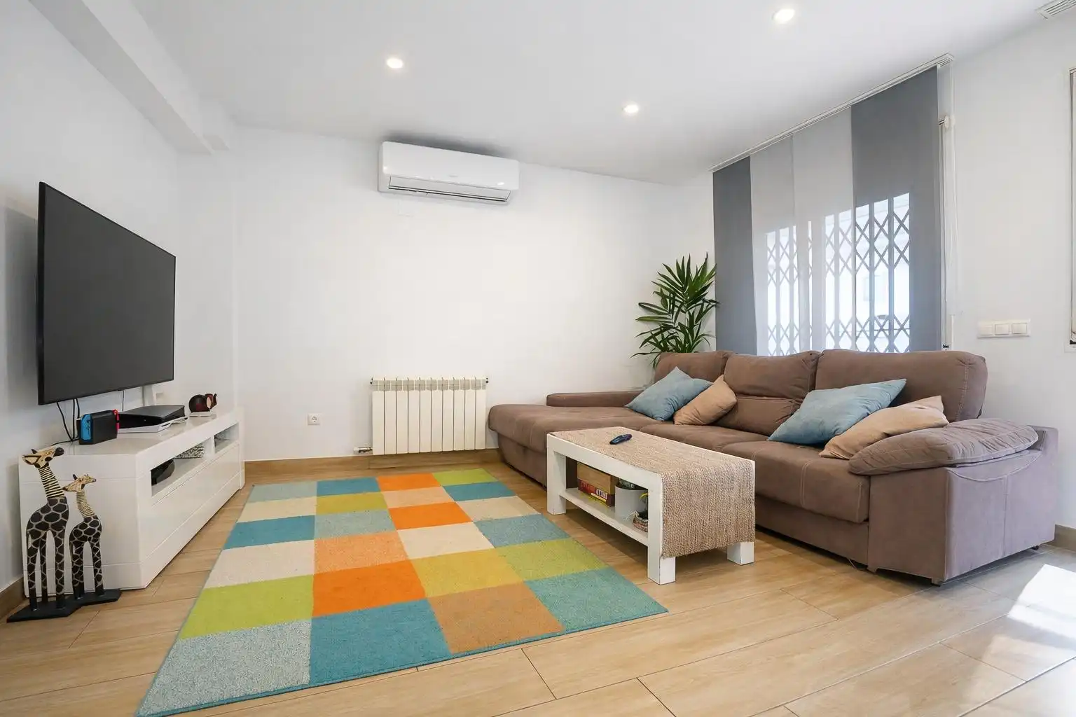 Sala de estar de Casa adosada en venta en Vilallonga del Camp con Aire acondicionado, Calefacción y Jardín privado