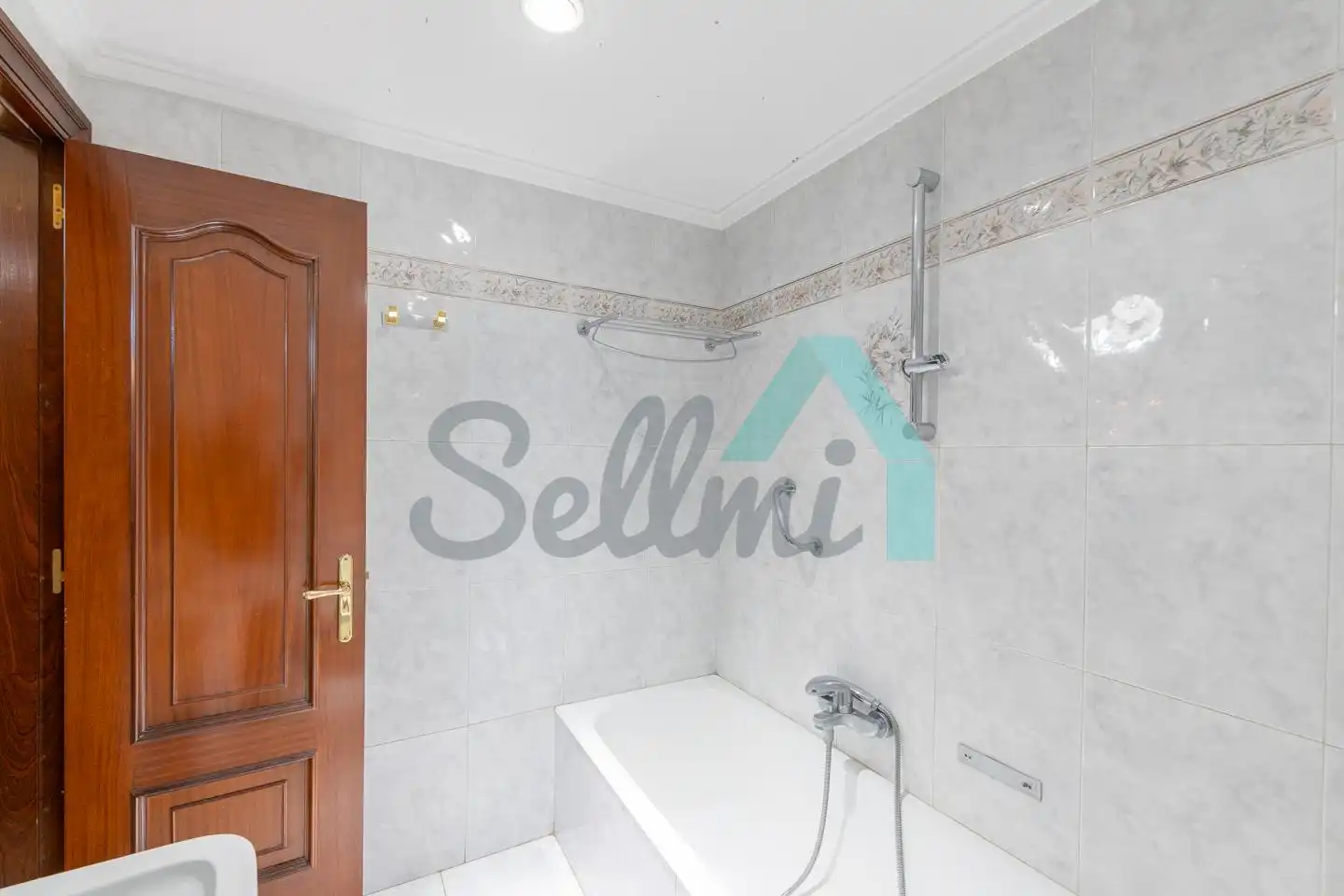 Baño de Piso en venta en Oviedo  con Calefacción, Parquet y Terraza