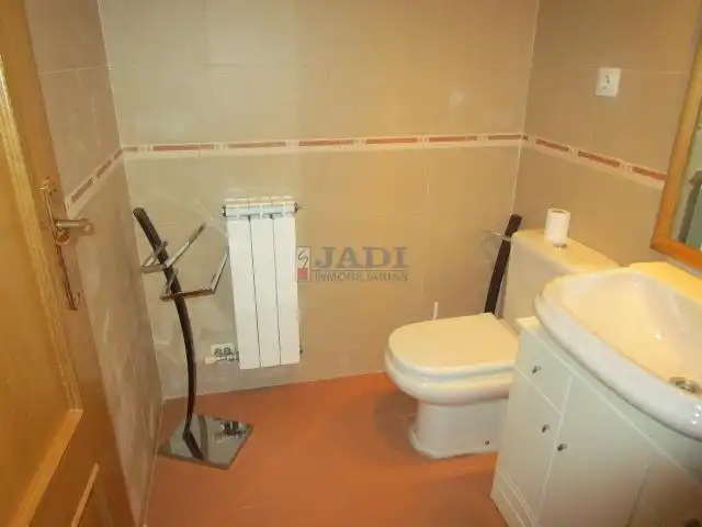 Badezimmer von Wohnungen zum Verkauf in Valdepeñas mit Heizung, Abstellraum und Möbliert