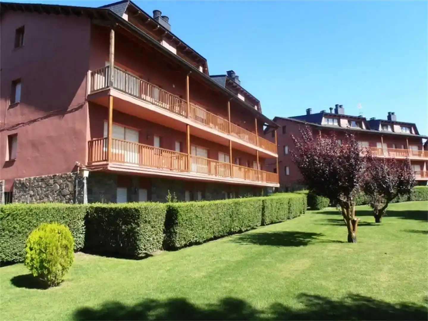Vista exterior de Àtic de lloguer en Llívia amb Parquet, Traster i Piscina