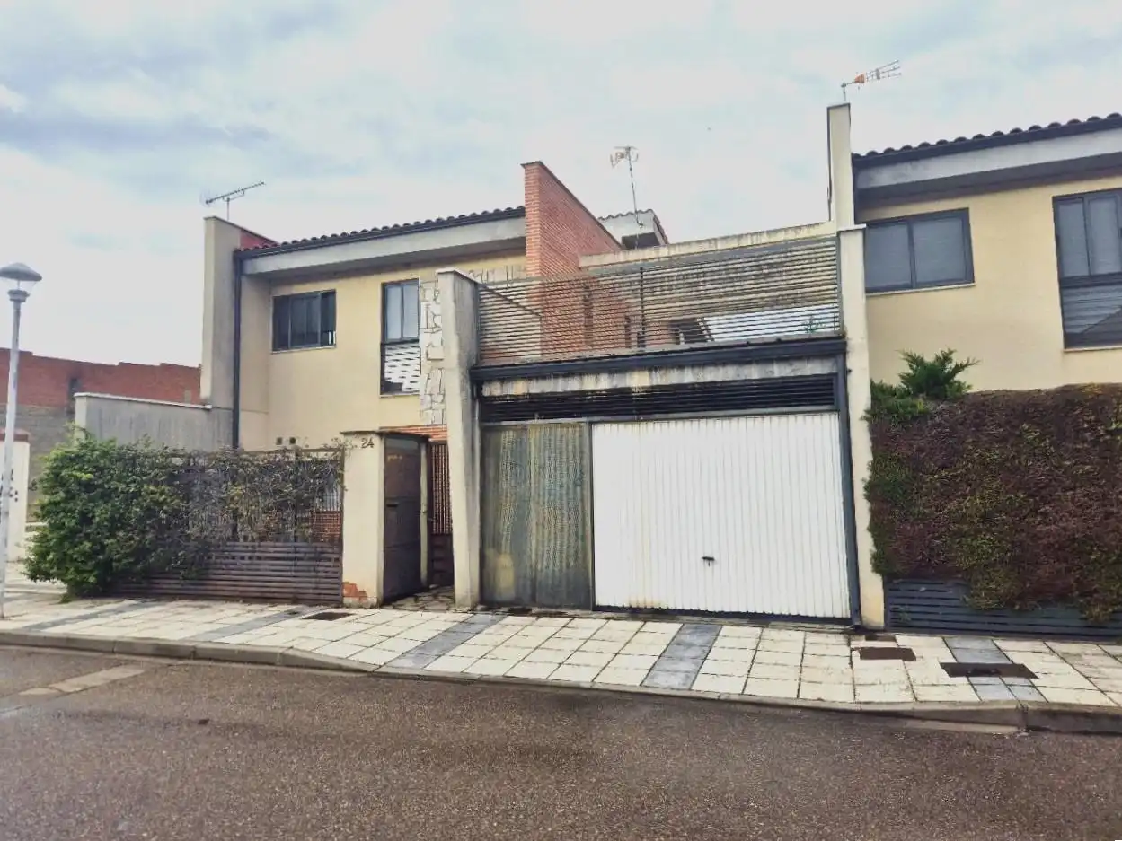 Vista exterior de Casa o xalet en venda en Cabezón de Pisuerga amb Jardí privat, Terrassa i Balcó