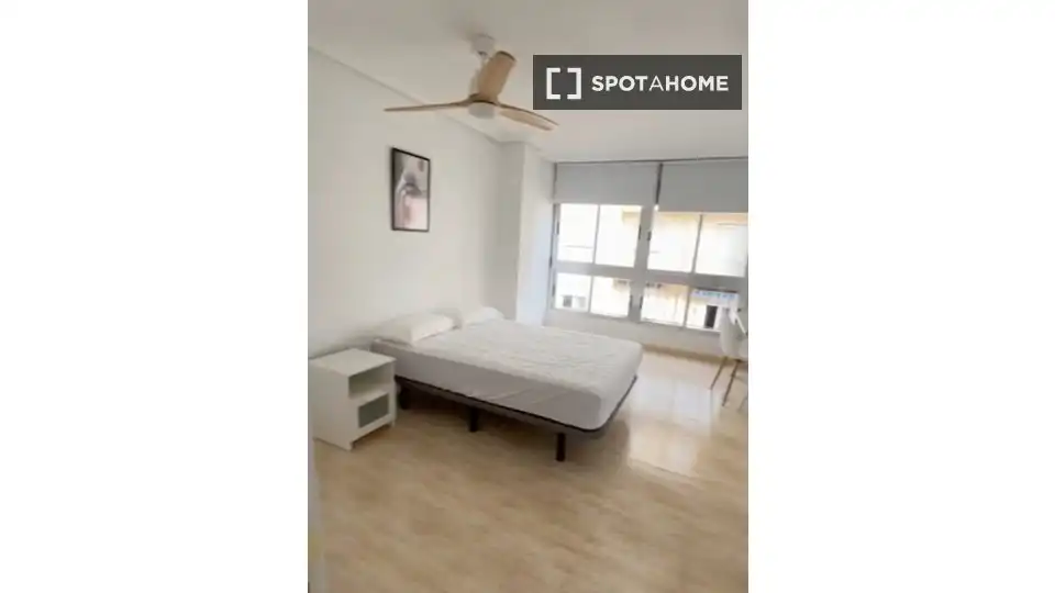 Bedroom of Flat for share in Almería  with Air Conditioner, Heating and Furnished