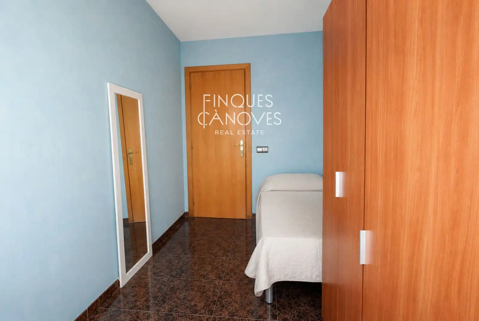 Schlafzimmer von Wohnung zum Verkauf in Salt mit Heizung, Terrasse und Möbliert