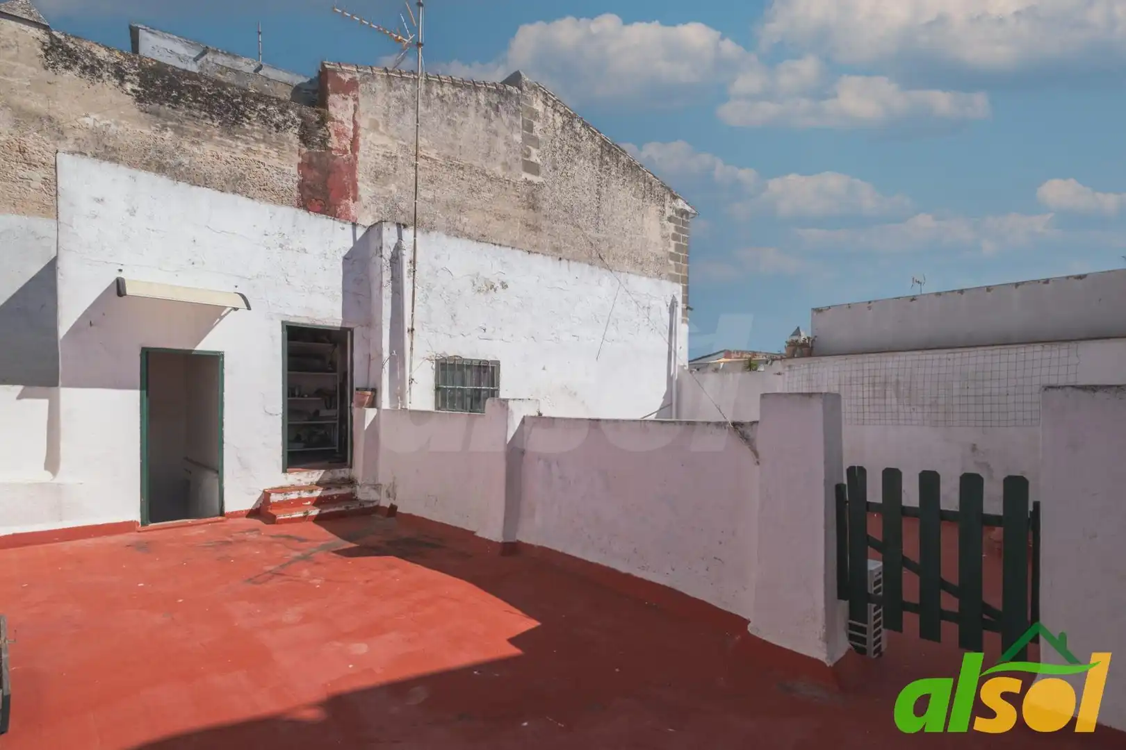 Vista exterior de Casa adosada en venda en El Puerto de Santa María amb Traster i Balcó